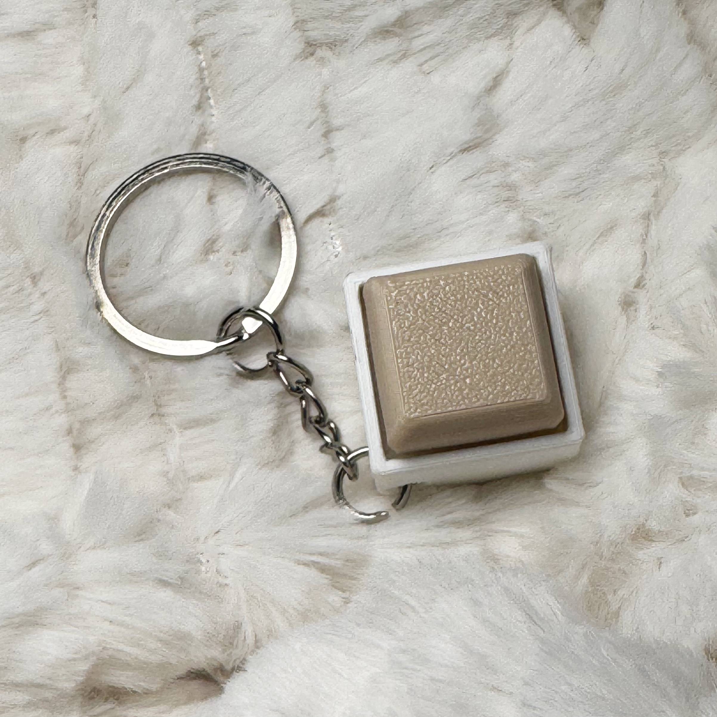 1x1 3D Printed Fidget Clicker Keyring White Base – Mechanical Keyboard Style Stress Toy ASMR - Beige